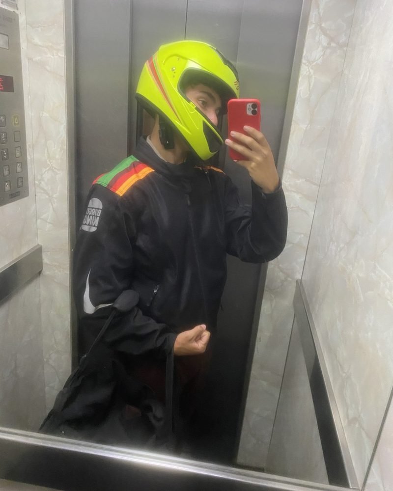 Aiman trabajando como repartidor