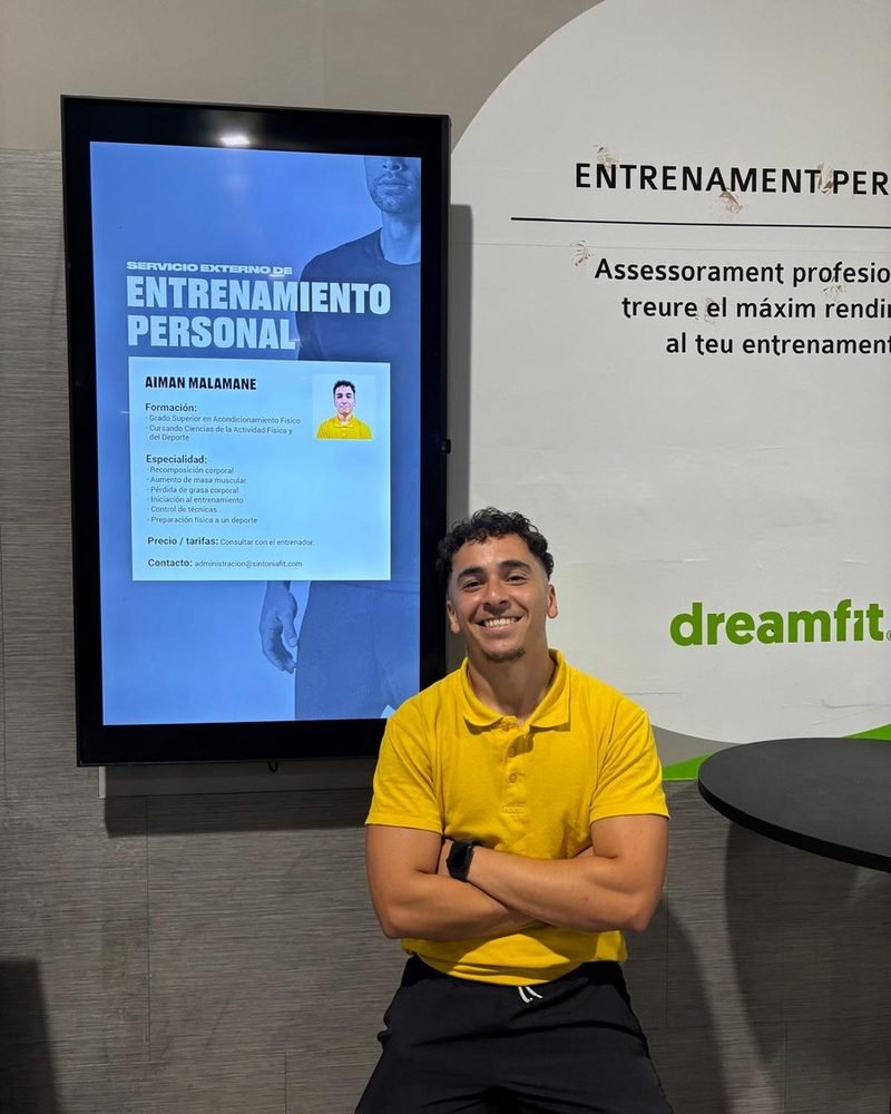Aiman como entrenador personal en el gimnasio