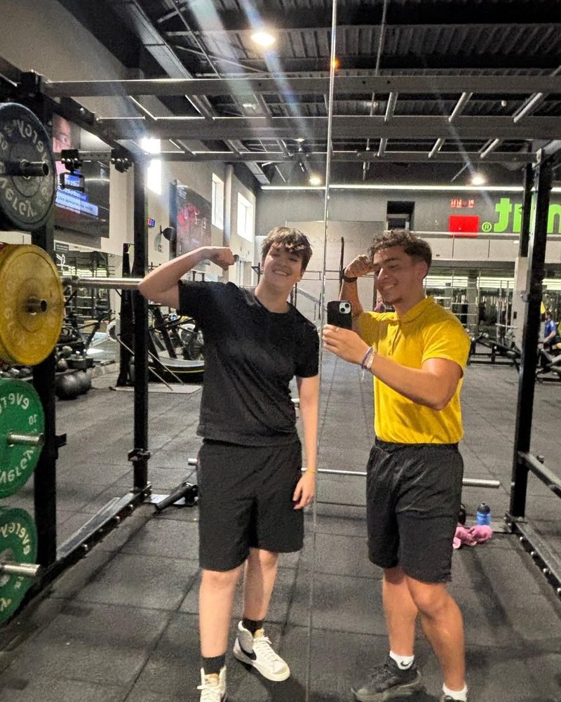 Aiman entrenando a un cliente en el gimnasio