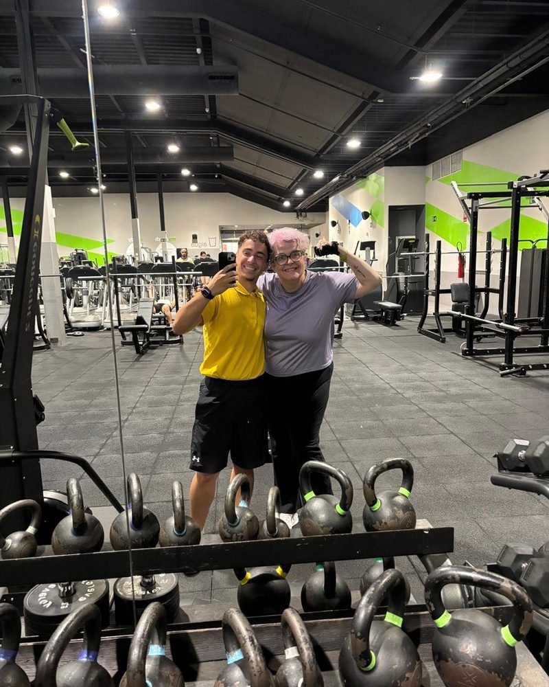 Aiman con una clienta en el gimnasio