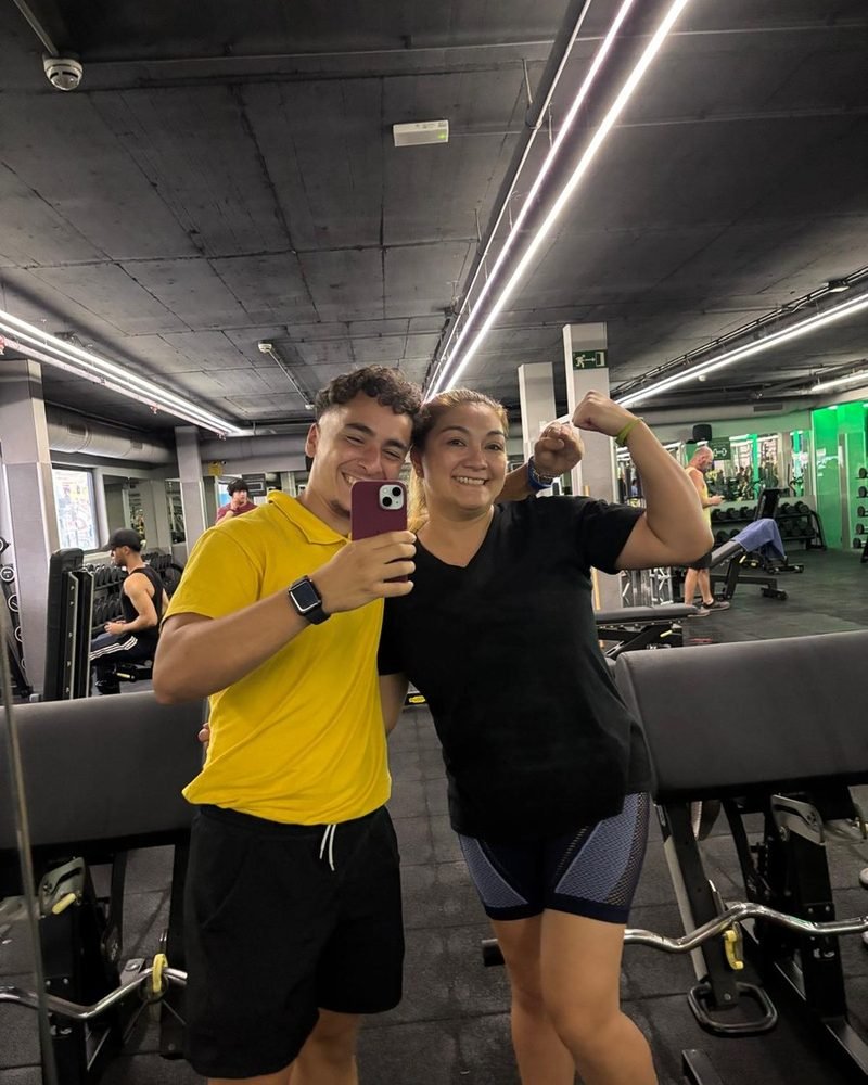 Aiman con una clienta entrenando