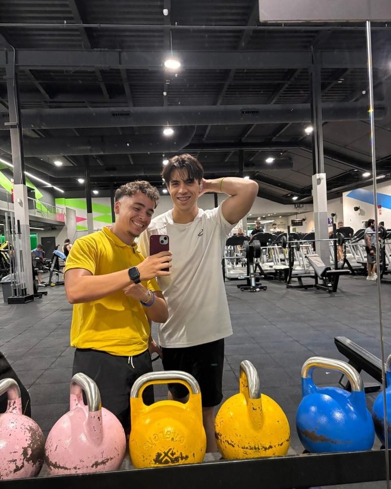 Aiman con un cliente en el gimnasio