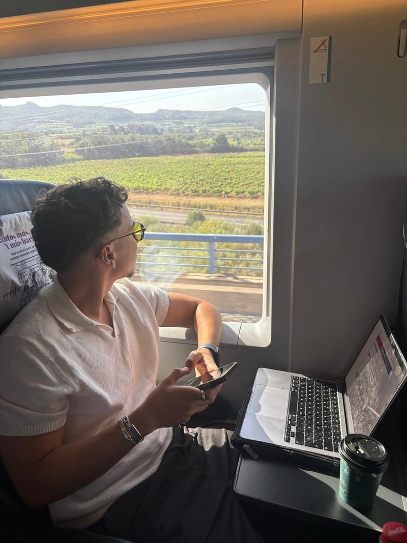 Aiman trabajando desde el tren, entrenando online mientras viaja